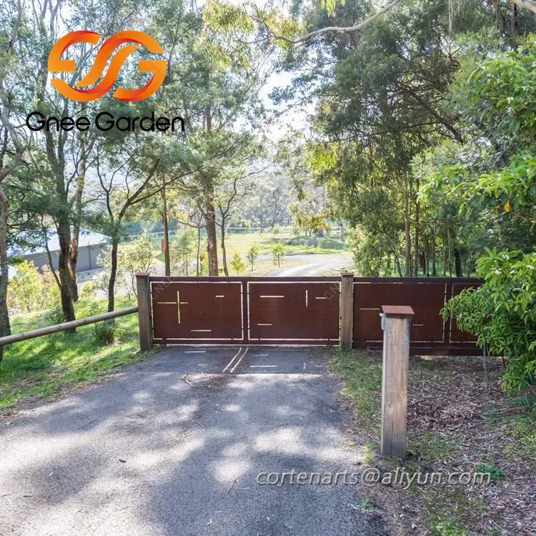 Corteni terasest tagahoovi metallist värava uks