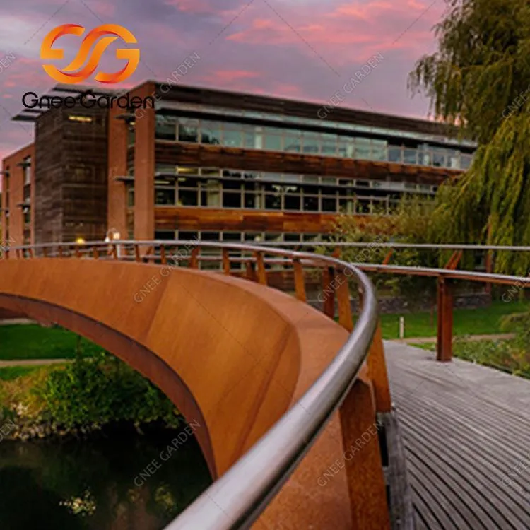 Corteni terasest võimas metallist aiasild